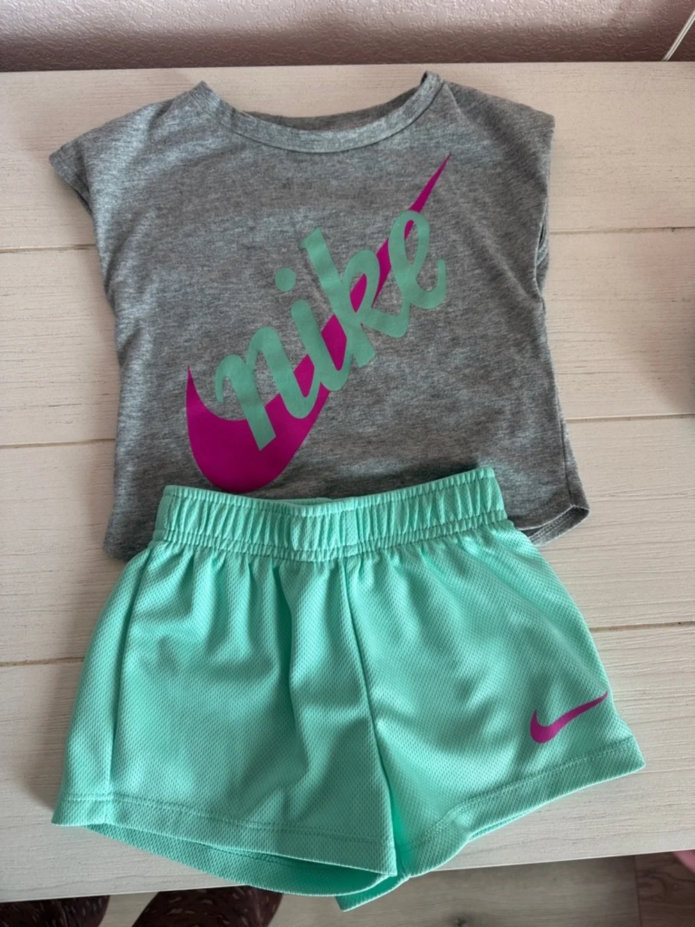 Nike Girls Gray Tee with Mint Shorts and Pink Logo - Picture 1 of 4
